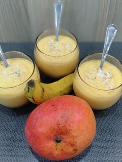 કેરી બનાના સ્મુધી (Mango Banana Smoothie Recipe In Gujarati) રેસીપી મુખ્ય ફોટો