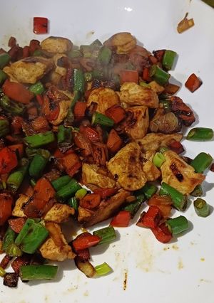 Una foto de Salteado de pollo y vegetales