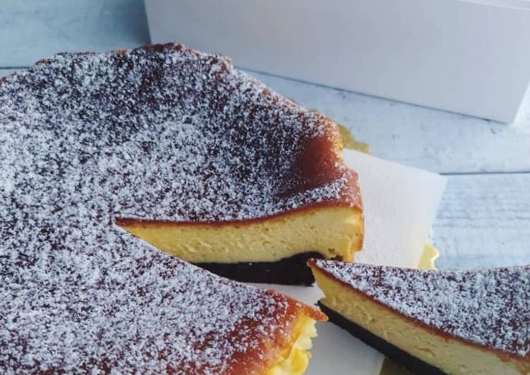 Bagaimana Membuat Brownies Basque Burn Cheesecake yang Enak