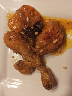 Una foto de Muslos de pollo a la cazuela con ciruelas, orejones y piñones 🍗