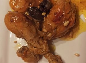 Foto principal de Muslos de pollo a la cazuela con ciruelas, orejones y piñones 🍗