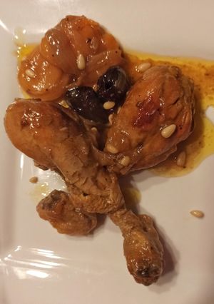 Una foto de Muslos de pollo a la cazuela con ciruelas, orejones y piñones 🍗