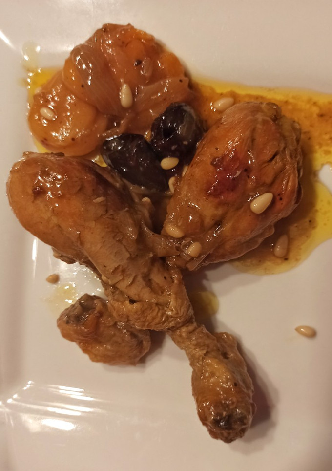 Una foto de Muslos de pollo a la cazuela con ciruelas, orejones y piñones 🍗