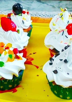 A picture of Vanilla Cupcakes.