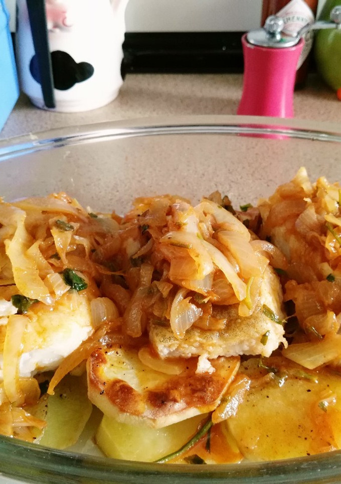 Una foto de Lomos de bacalao encebollado