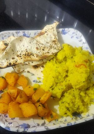 A picture of Methi pulav with aloo fry.