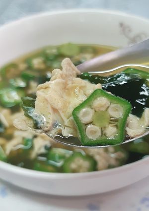 รูปของ ซุปใสกระเจี๊ยบเขียวไข่สาหร่ายเพื่อสุขภาพ