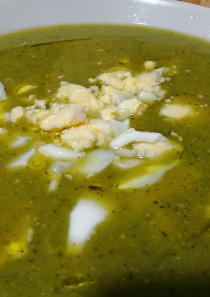 Una foto de Crema de verduras al hinojo con huevo cocido 🥚