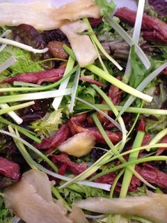 Una foto de Ensalada de confit de pato y pera