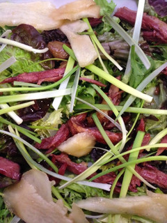 Una foto de Ensalada de confit de pato y pera