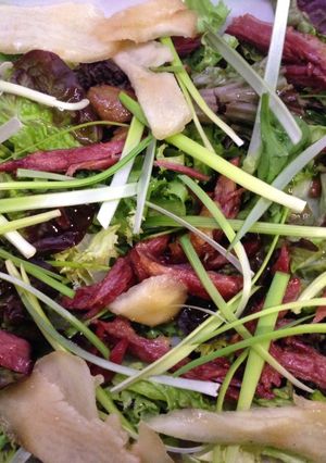 Una foto de Ensalada de confit de pato y pera
