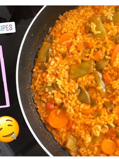 Una foto de PAELLA VEGETARIANA - Arroz con verduras vegetariano/vegano