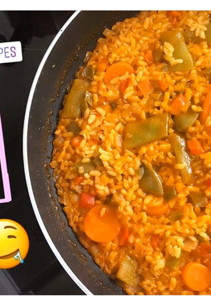 Una foto de PAELLA VEGETARIANA - Arroz con verduras vegetariano/vegano