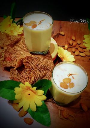 બદામ શેક (Badam Shake Recipe In Gujarati) રેસીપી મુખ્ય ફોટો
