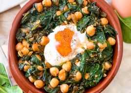 🥬 Garbanzos con espinacas y huevo