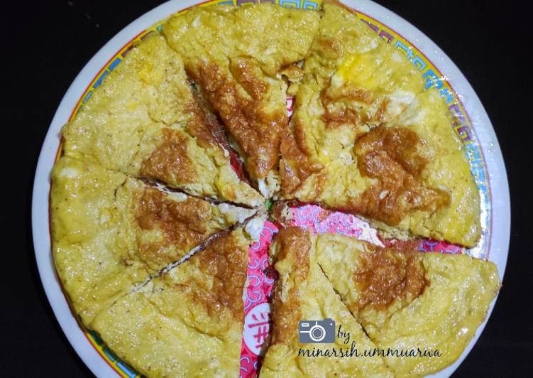 Bahan Menyiapkan Telur Dadar Bumbu Oriental #426²² yang praktis