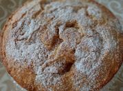 Una foto di torta con mele e albicocca