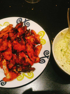 Una foto de Buffalo nuggets con salsa de aguacate
