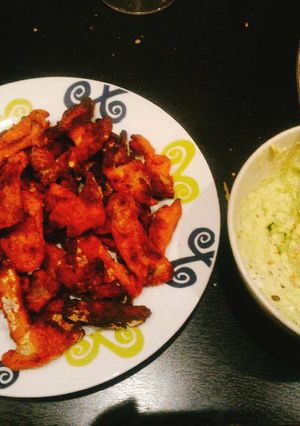 Una foto de Buffalo nuggets con salsa de aguacate
