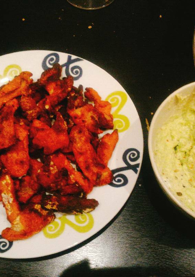 Una foto de Buffalo nuggets con salsa de aguacate