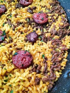 Una foto de Arroz con picada de vacuno y chorizo ahumado