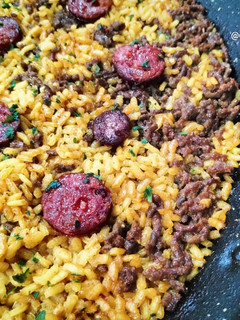 Una foto de Arroz con picada de vacuno y chorizo ahumado