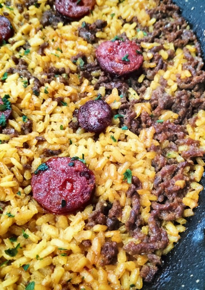 Una foto de Arroz con picada de vacuno y chorizo ahumado