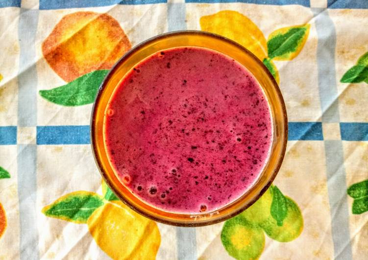 Smoothie de frutos rojos con leche