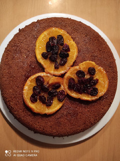 Una foto de Bizcocho sin gluten de harina de almendras con 🍊🥥🍫