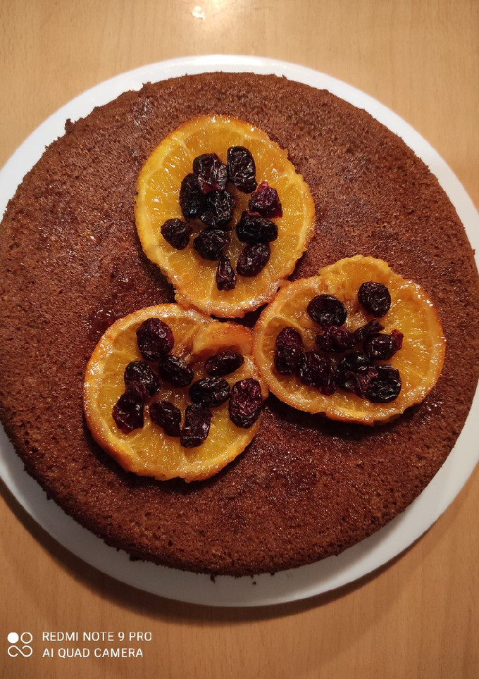 Una foto de Bizcocho sin gluten de harina de almendras con 🍊🥥🍫