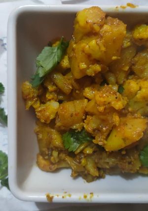 A picture of Aloo gobhi sabzi.