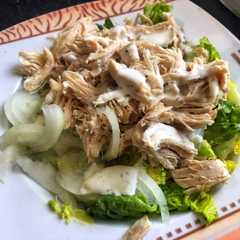 Una foto de Ensalada de pollo con cebolla y aguacate