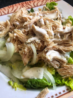 Una foto de Ensalada de pollo con cebolla y aguacate