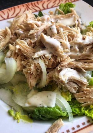 Una foto de Ensalada de pollo con cebolla y aguacate