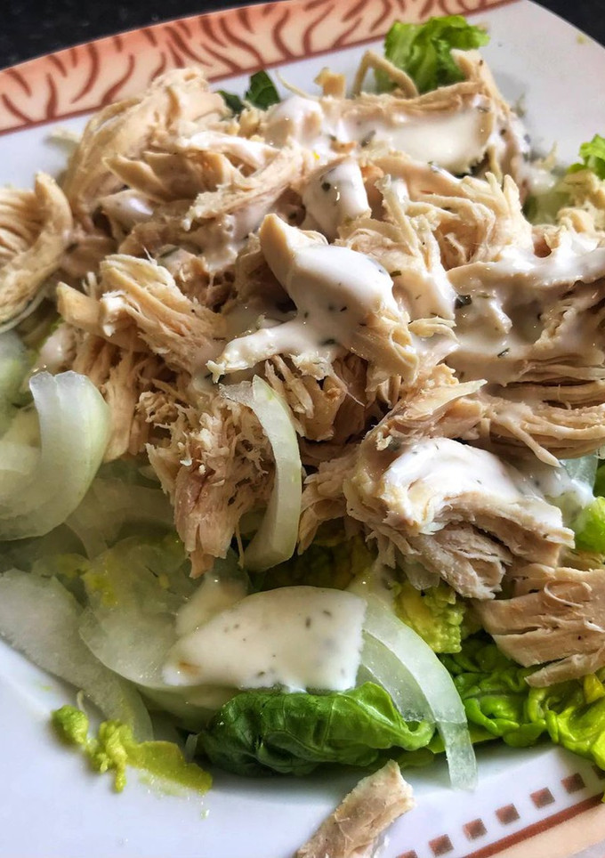 Una foto de Ensalada de pollo con cebolla y aguacate