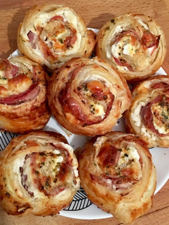 Una foto de Rollitos de bacon, queso y philadelphia 🍕🥓🧀