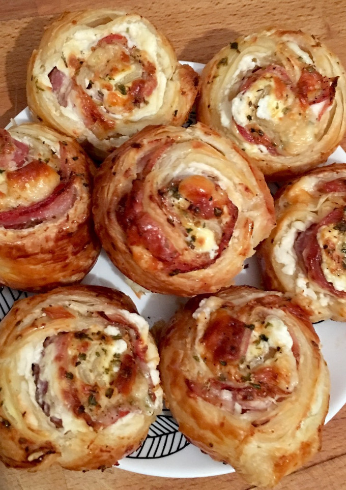 Una foto de Rollitos de bacon, queso y philadelphia 🍕🥓🧀