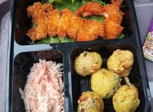 Foto resep Bekal : Nasi kuning, chicken katsu, salad