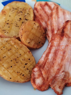 Una foto de Patatas boca abajo con pechuga de pavo adobada