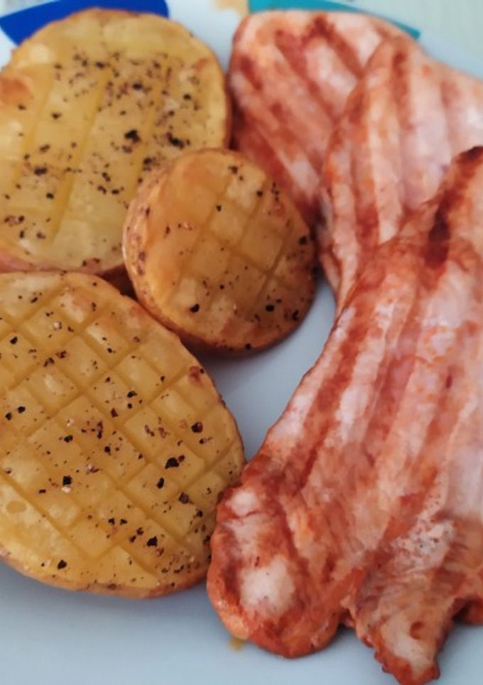 Una foto de Patatas boca abajo con pechuga de pavo adobada
