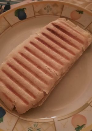 Une photo de Panini jambon fromage