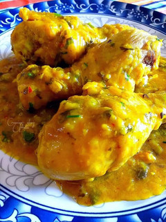 Una foto de Muslos de pollo al curry madrás con azafrán infusionado