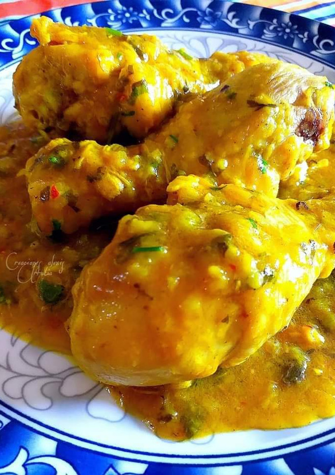 Una foto de Muslos de pollo al curry madrás con azafrán infusionado