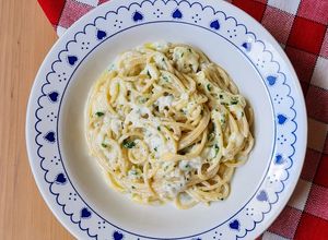 Una foto de Pasta con crema de leche 🍝 Fideos secos a la crema con mozzarella, ajo y perejil🍝
