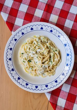 Una foto de Pasta con crema de leche 🍝 Fideos secos a la crema con mozzarella, ajo y perejil🍝