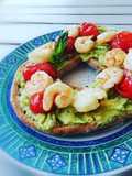 Friselle integrali con guacamole, gamberi e pomodori confits