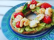 Una foto di avocado gamberetti