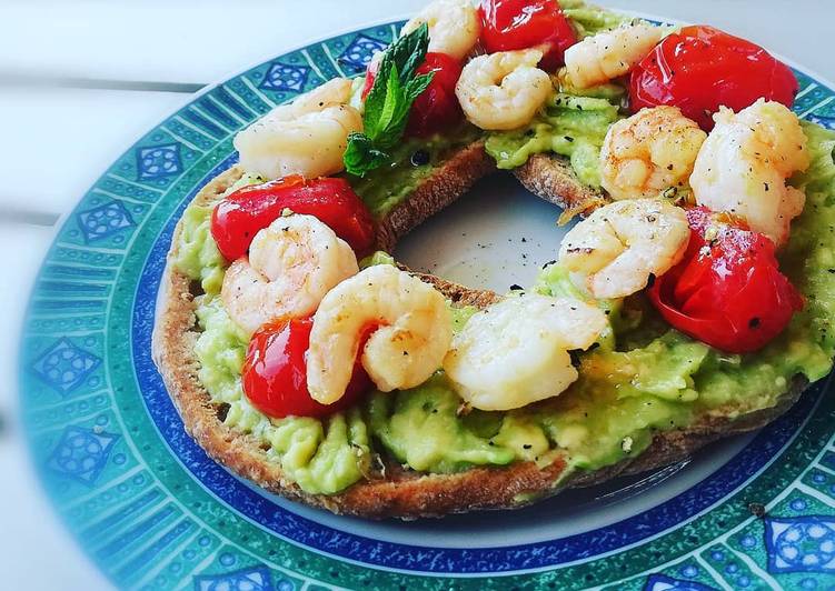 Friselle integrali con guacamole, gamberi e pomodori confits