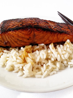 Una foto de Salmón al grill marinado en soja y vino de arroz 🐟