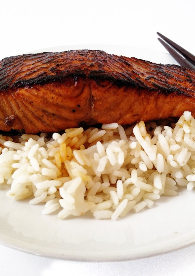 Una foto de Salmón al grill marinado en soja y vino de arroz 🐟